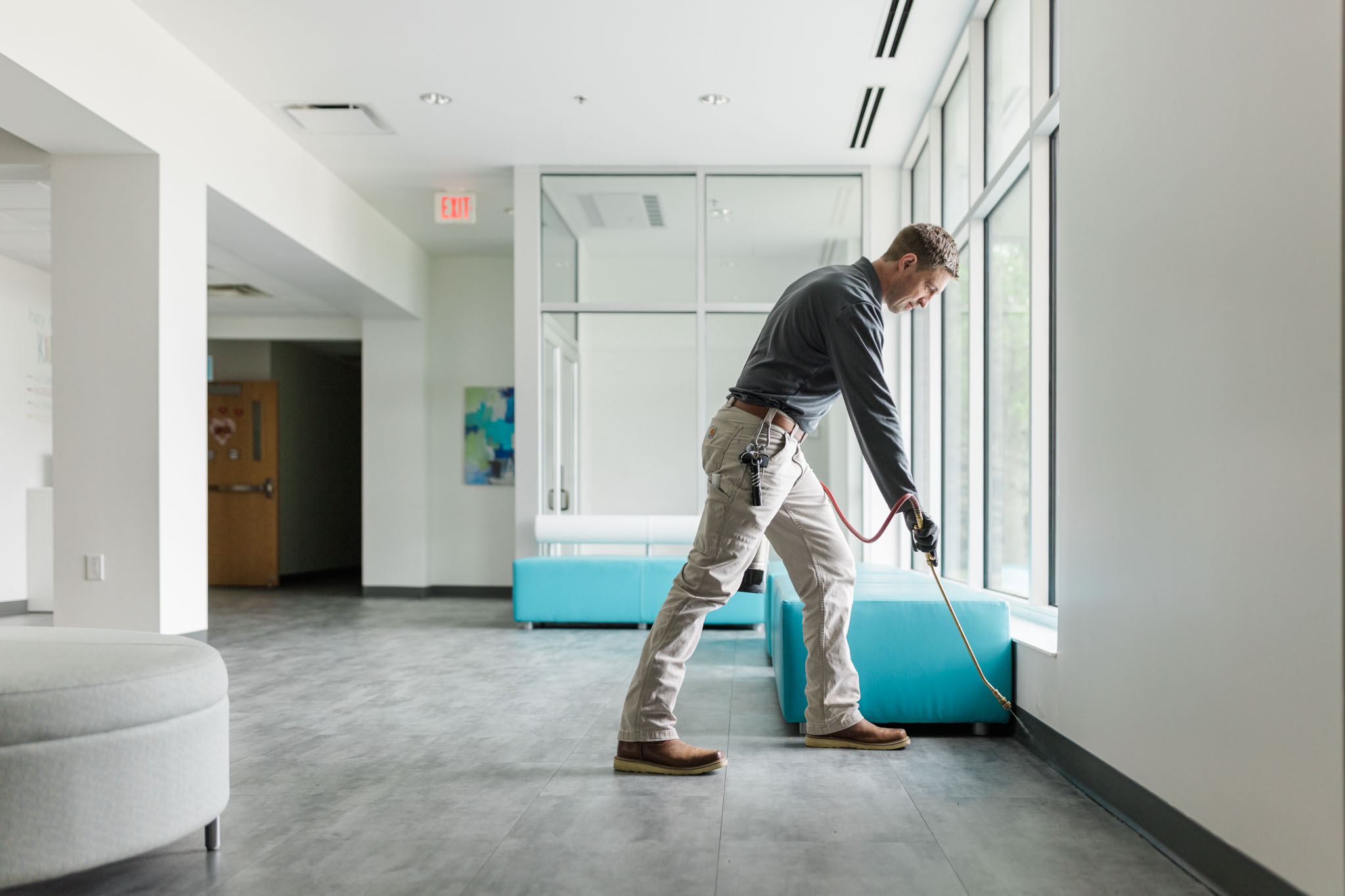 pest-exterminator-in-office